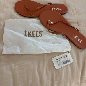 TKEES Slim Leather Flip Flops in Rust Brown